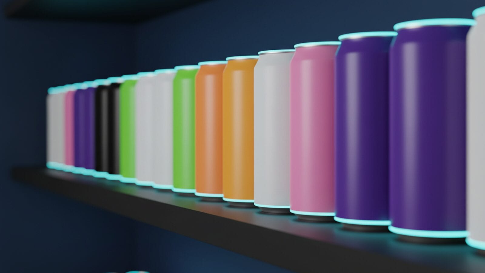 Un estante ordenado de latas altas de aluminio lisas en negro, blanco, verde, azul y colores de jugo sobre un fondo azul marino con un brillo cian.